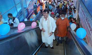 सतना रेलवे स्टेशन में स्वचलित सीढ़ी एस्कलेटर की सुविधा शुरू, यात्रियों को एक से दूसरे प्लेटफार्म में जाना हुआ आसान